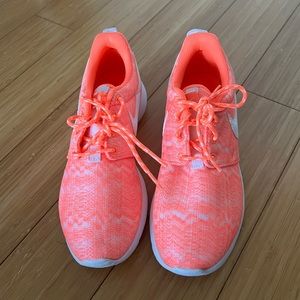 Nike women running sneakers. New without box.